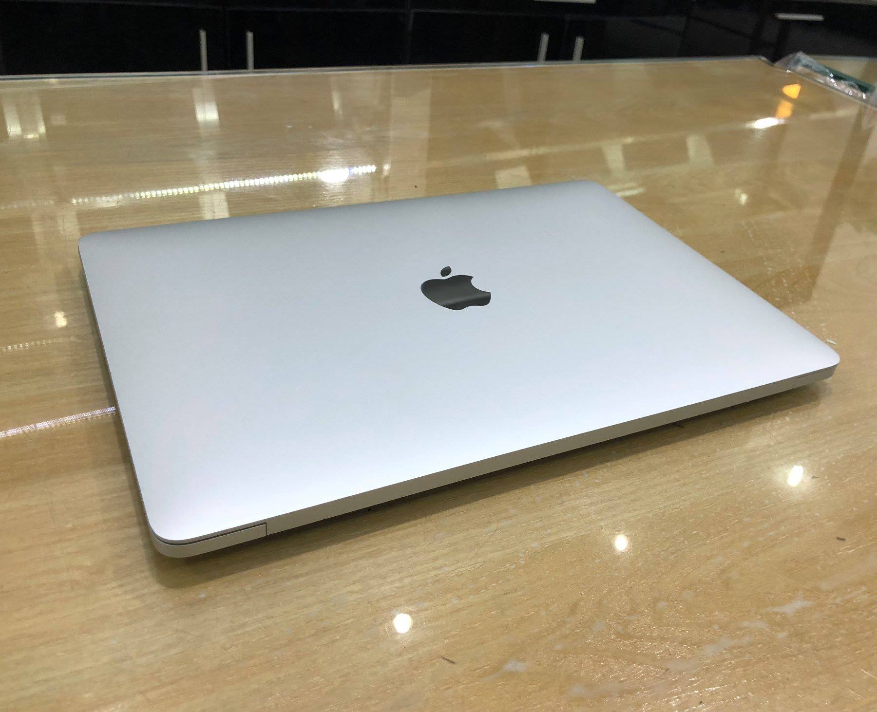 MacBook Pro 13 inch 512GB, Touch Bar Silver MPXY2-1.jpg
